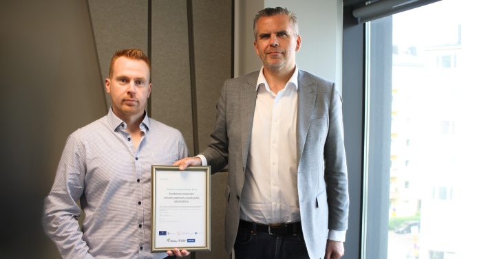 Jotpan ennakointiasiantuntijat pitelevät käsissään ennakointipalkintoa. Kuvassa Jarno Hakanen ja Samuli Leveälahti.